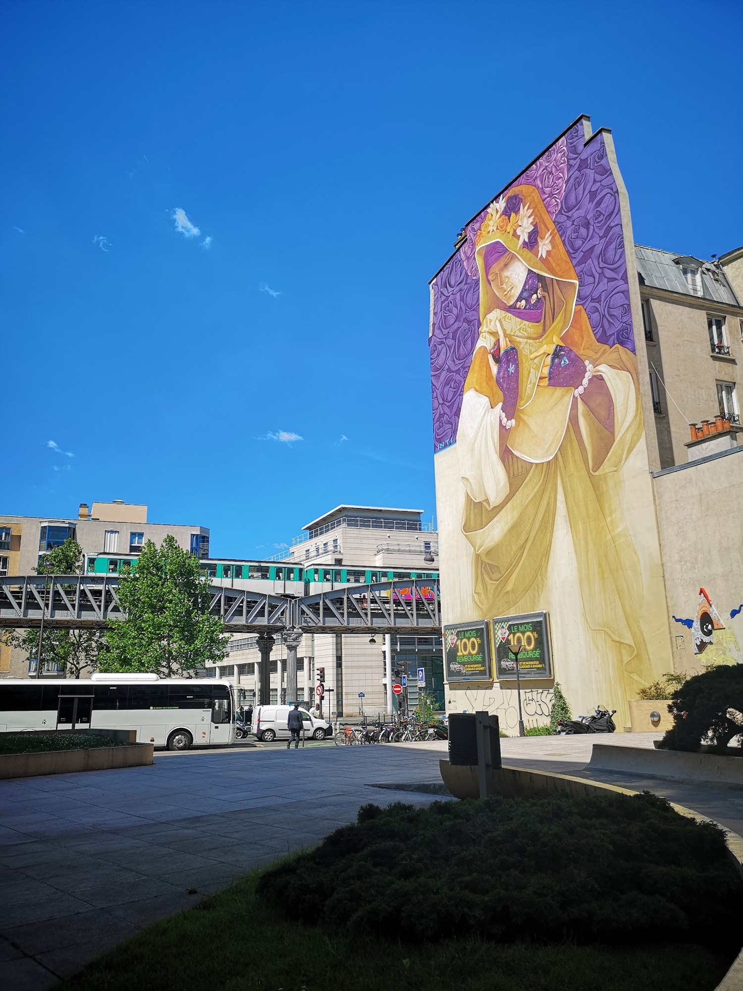 Fresque murale et métro aérien sur le boulevard Vincent Auriol, Paris 13e